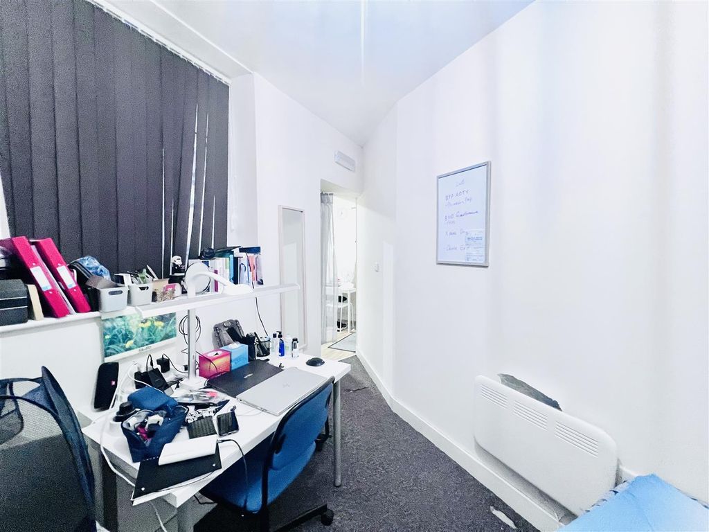 Property photo 3 of 5 Studio