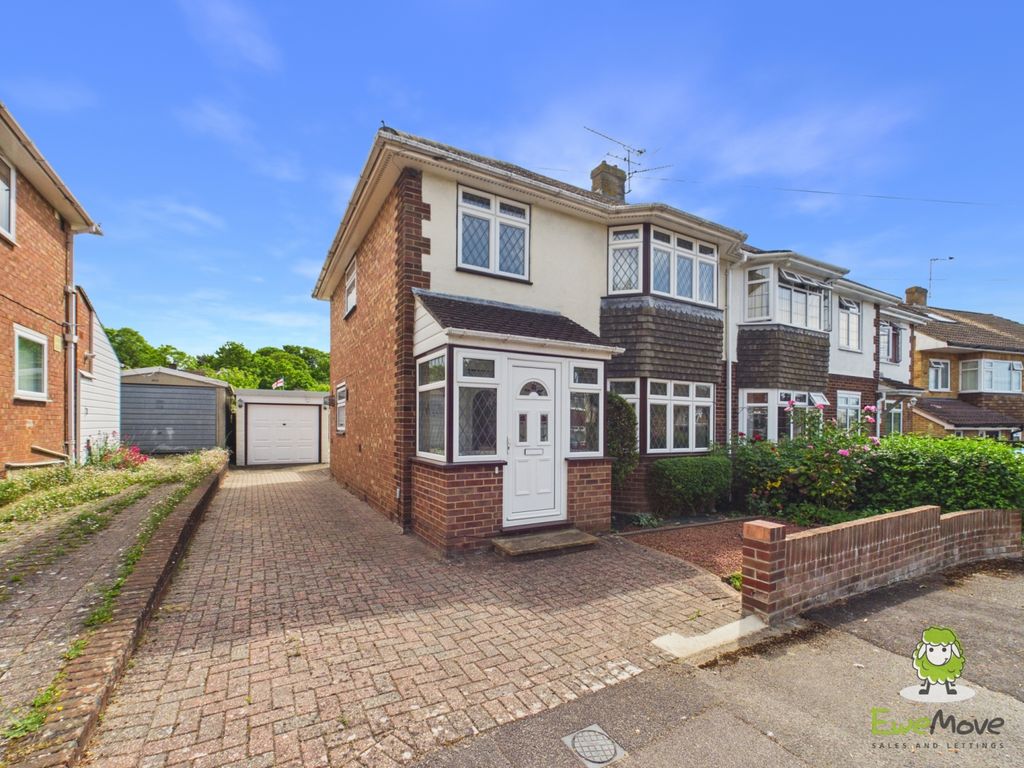Property photo 1 of 19 Ewemove Estate Agents Basingstoke - Morley Road