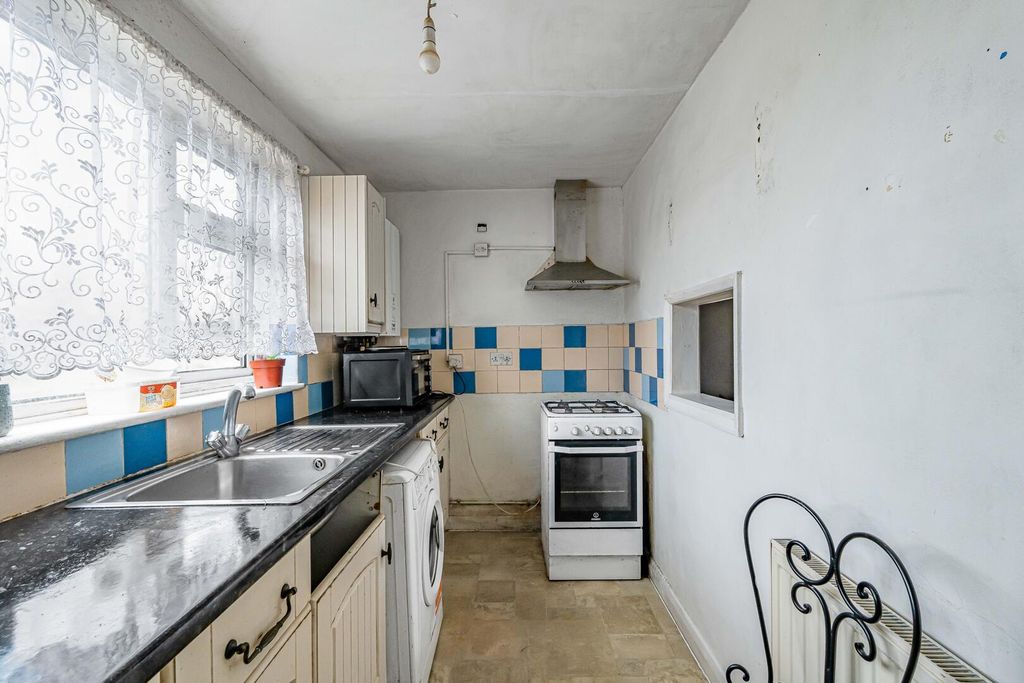 Property photo 3 of 10 Kitchen