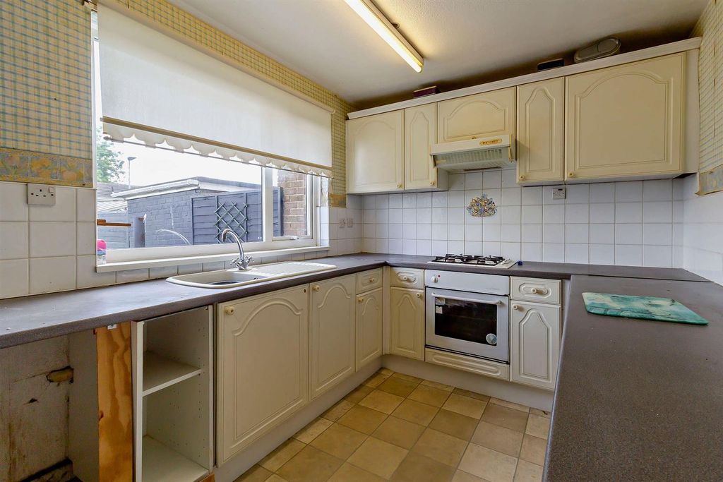Property photo 3 of 11 8695686-Interior01-800.Jpg