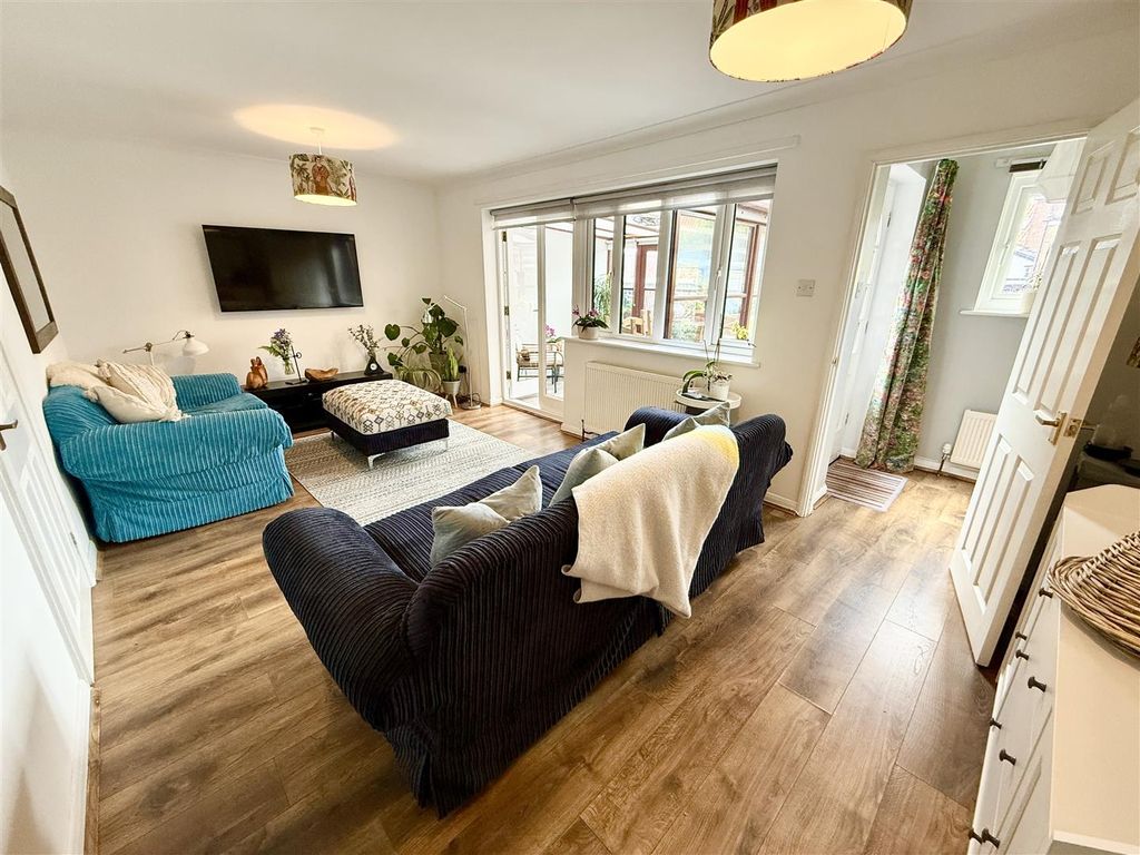 Property photo 3 of 21 Lounge