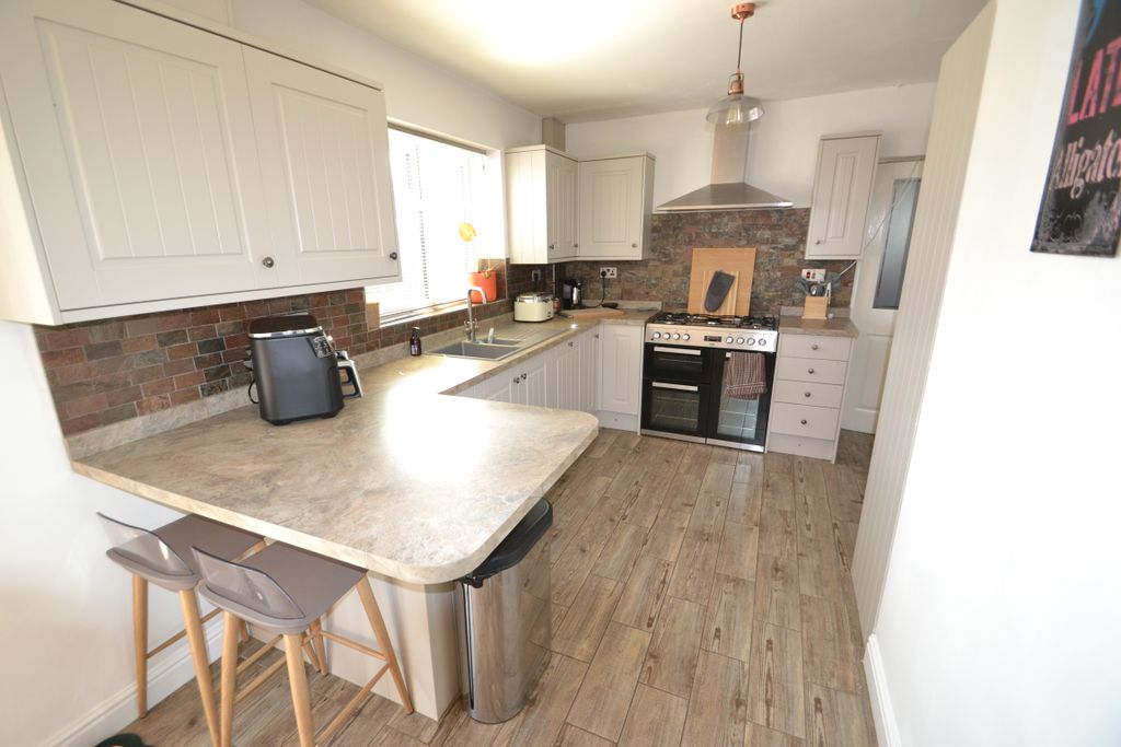 Property photo 3 of 17 Kitchen