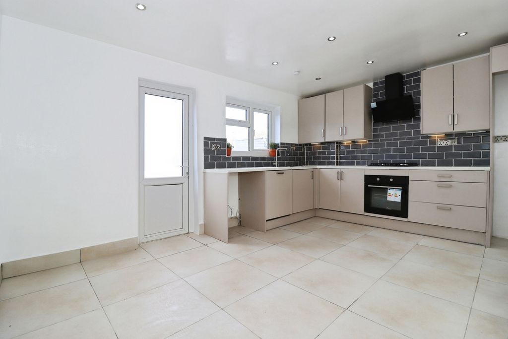 Property photo 2 of 19 Kitcheb