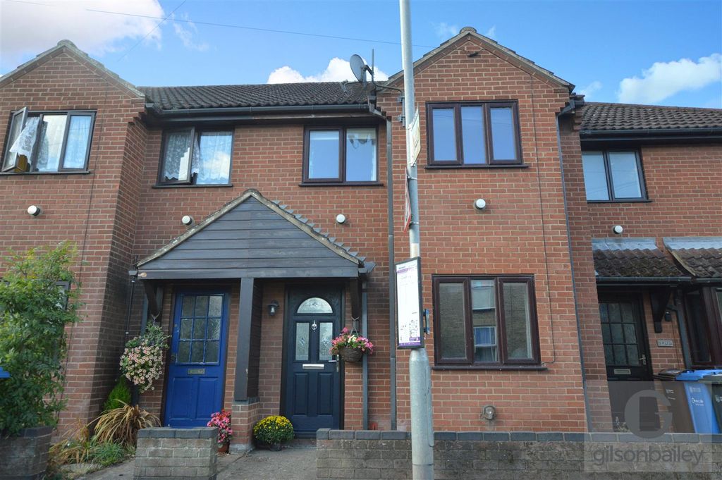 3 bed terraced house for sale Chapelfield Grove