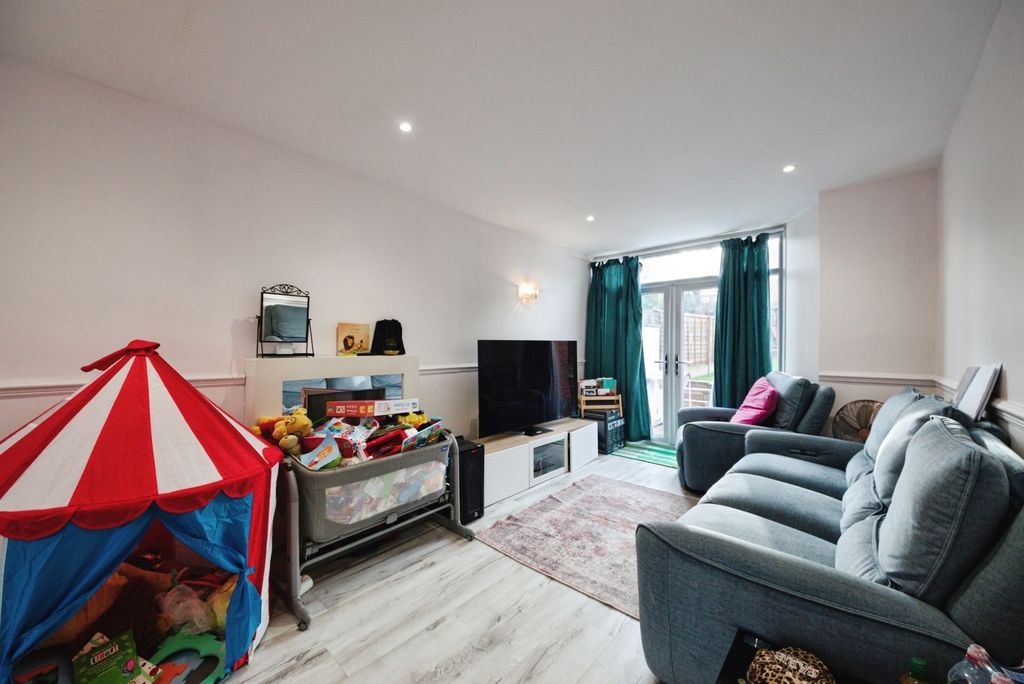 Property photo 2 of 18 Living Room