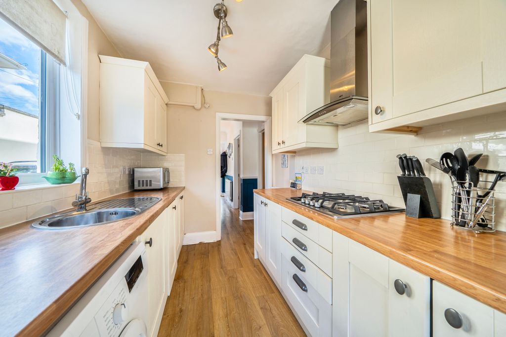 Property photo 3 of 21 Fitted Kitchen