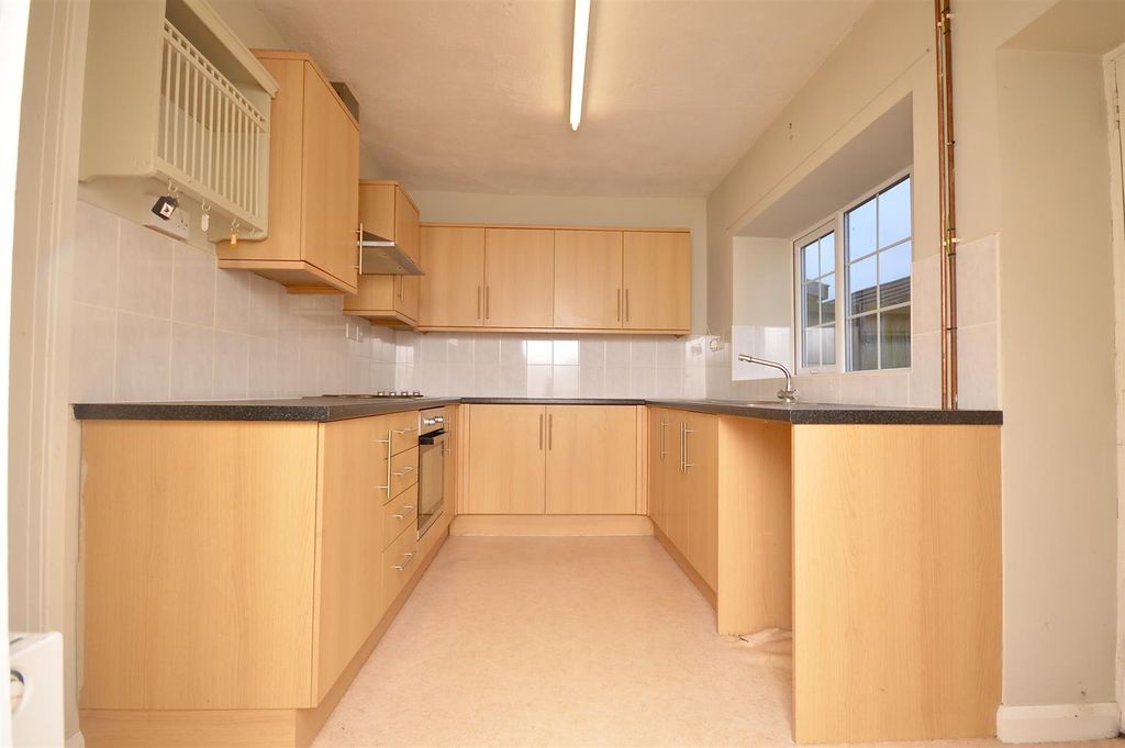 Property photo 3 of 7 Kitchen