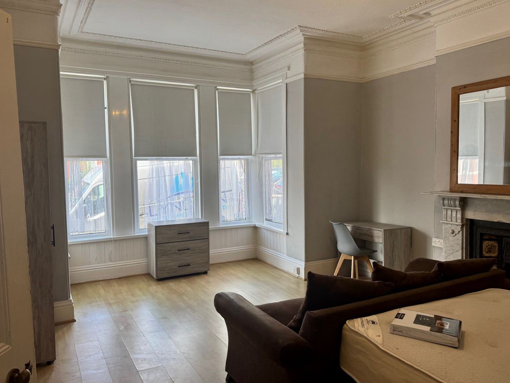 Property photo 3 of 19 Letting Room One