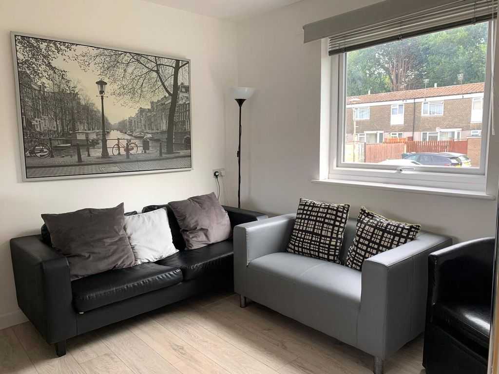 Property photo 3 of 11 Lounge