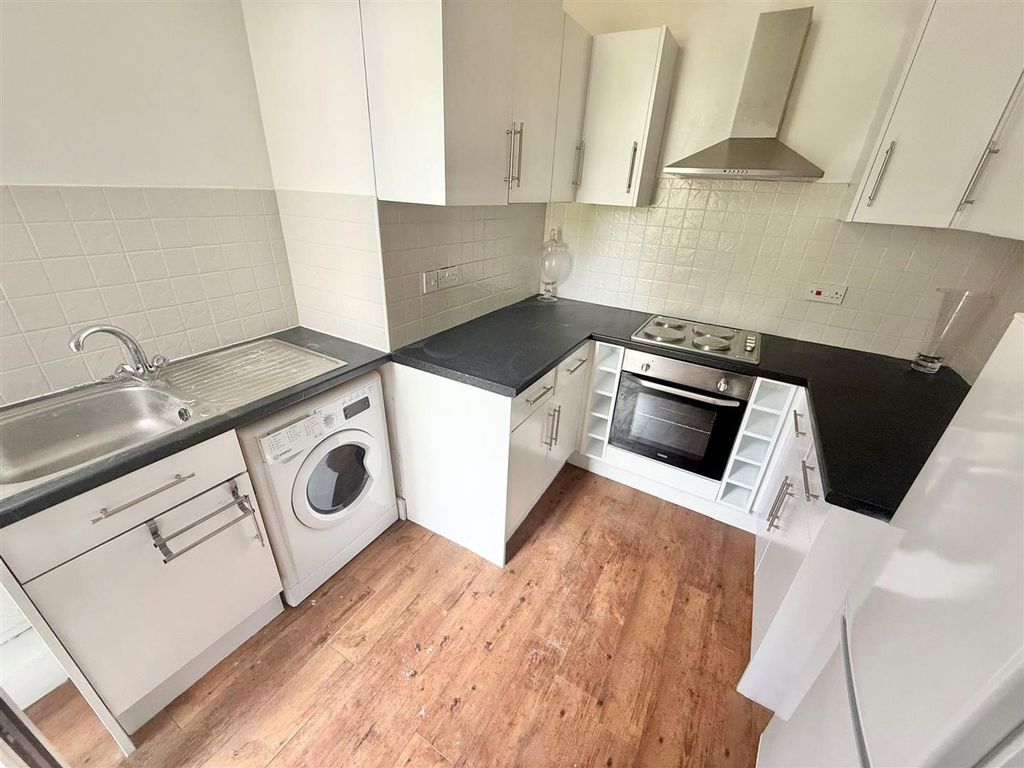 Property photo 3 of 6 Kitchen