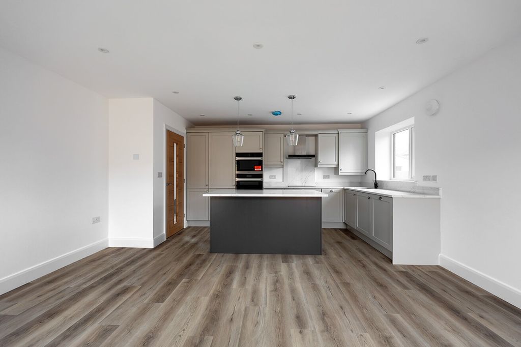 Property photo 3 of 16 4397904