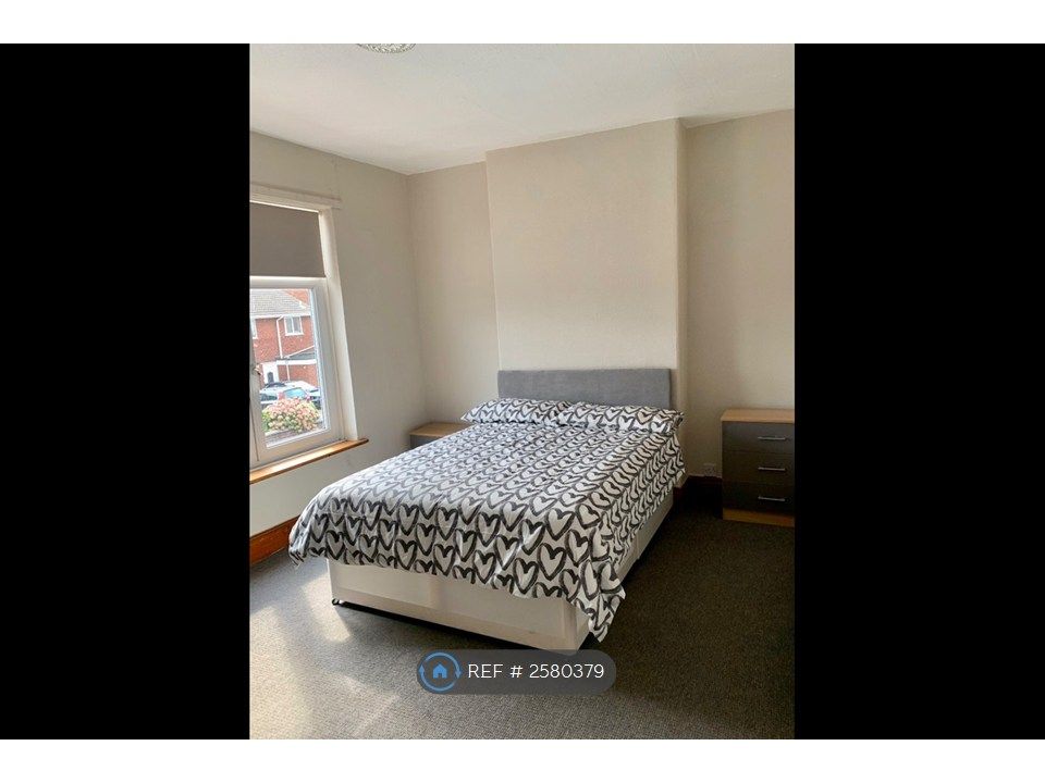 Property photo 1 of 12 Large Room Double Bedroom