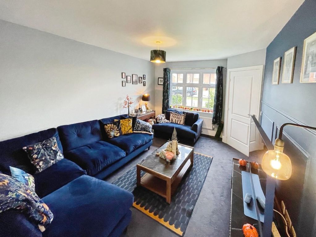 Property photo 2 of 33 Lounge