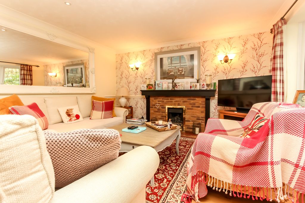 Property photo 2 of 16 Lounge