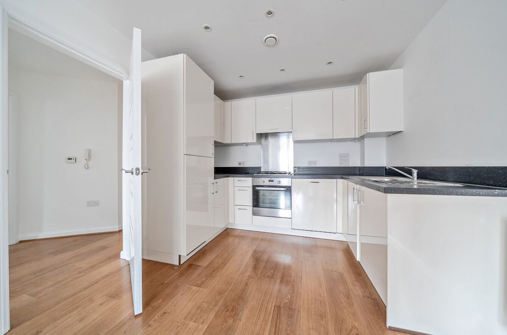 Property photo 2 of 15 1448266-2-69E10Fb...