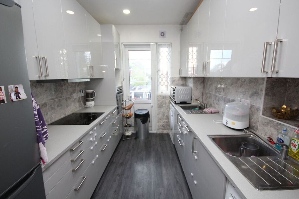 Property photo 2 of 8 Kitchen