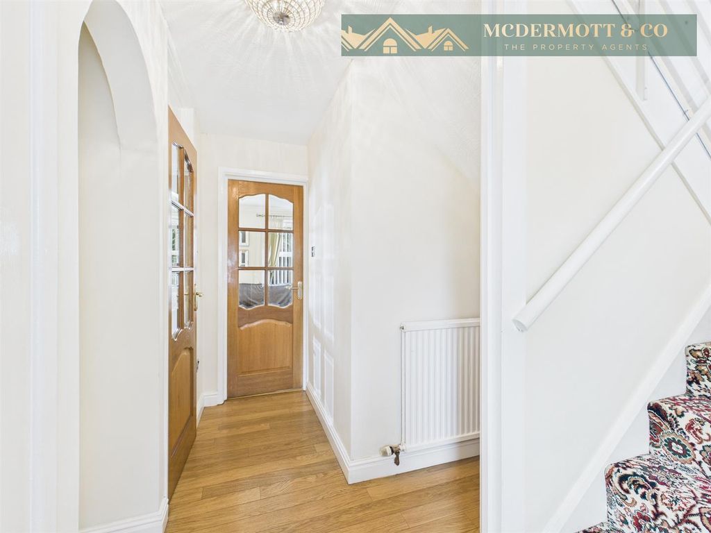 Property photo 3 of 18 Entrance Hallway