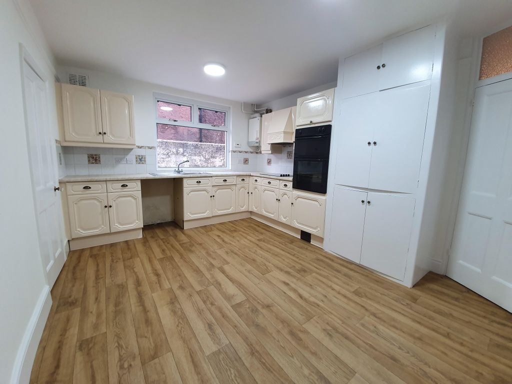 Property photo 2 of 9 Kitchen