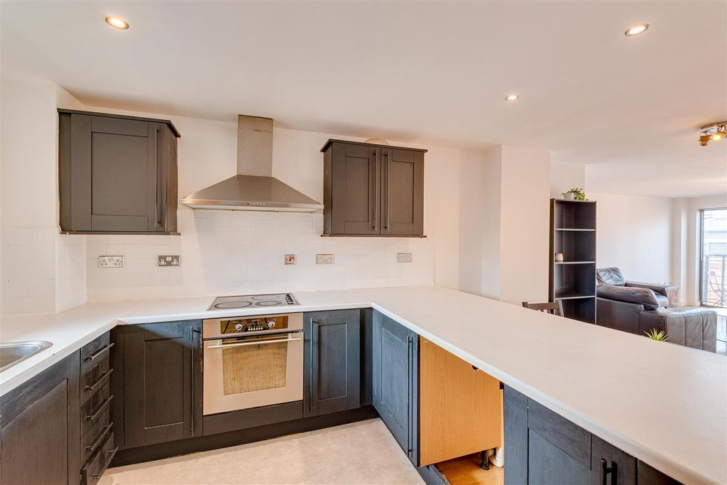 Property photo 3 of 21 87 Hudson Gardens_16.Jpg