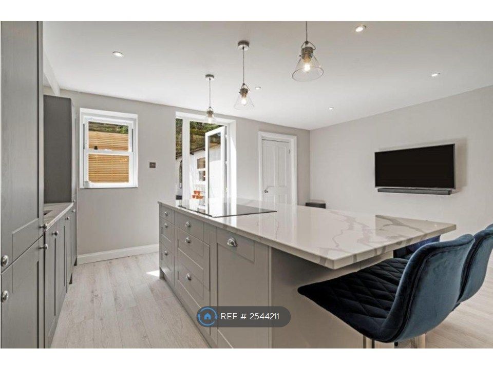 Property photo 3 of 12 Kitchen