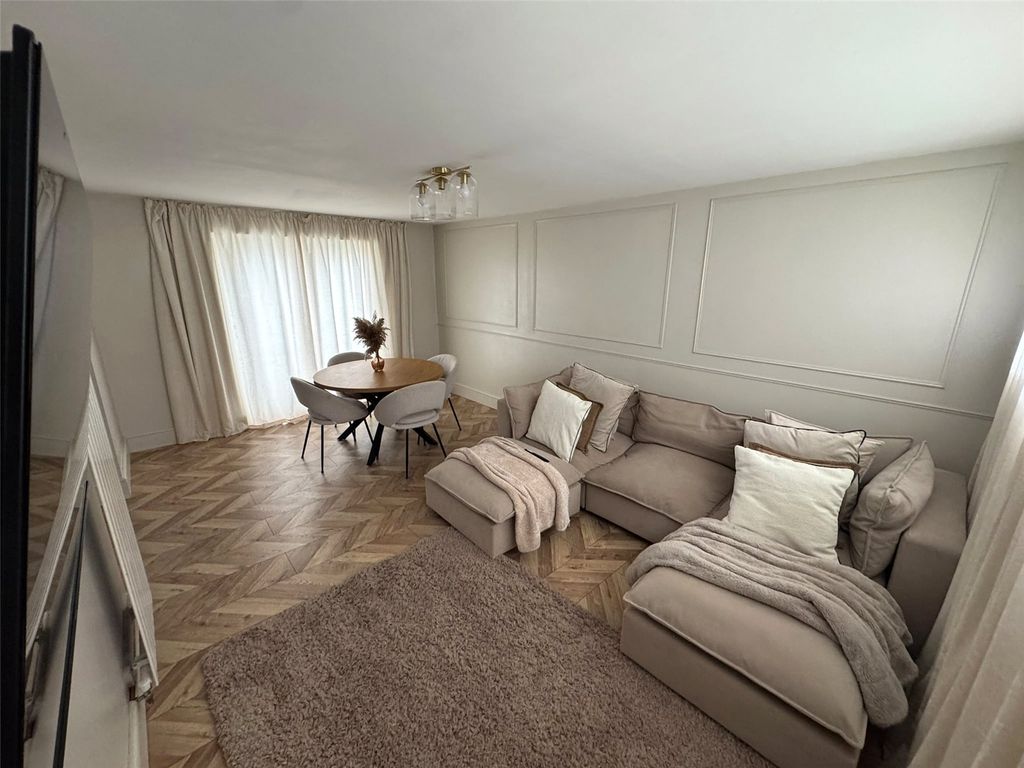 Property photo 3 of 11 Lounge