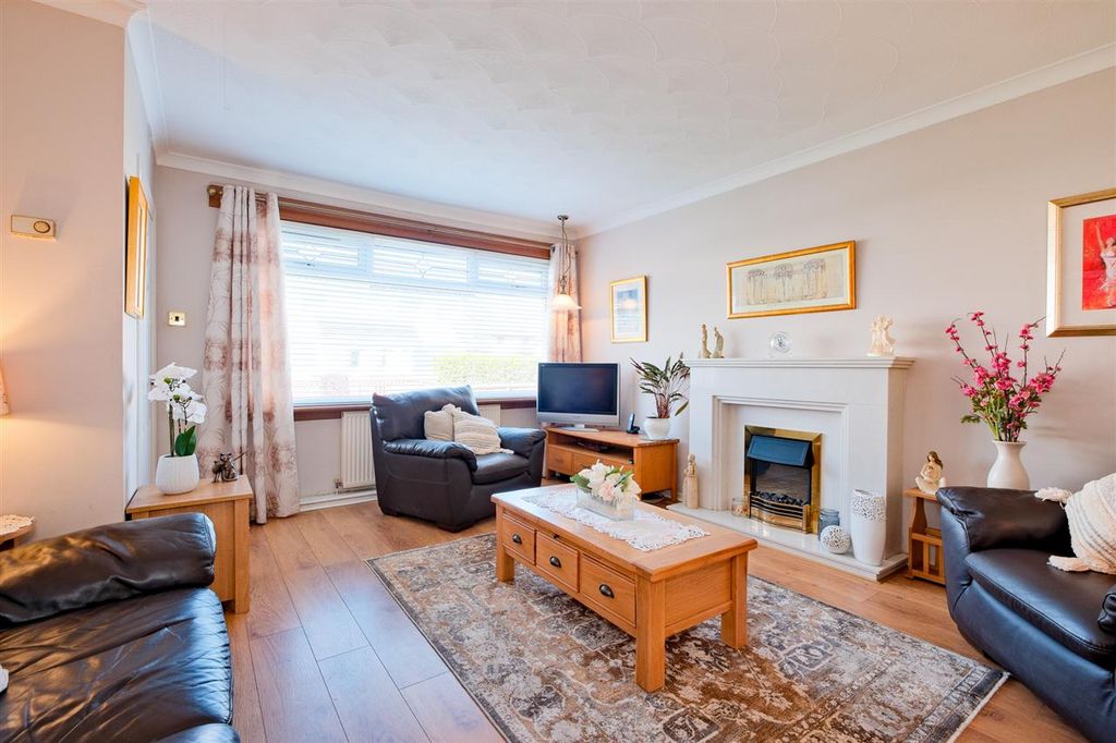 Property photo 2 of 17 Lounge