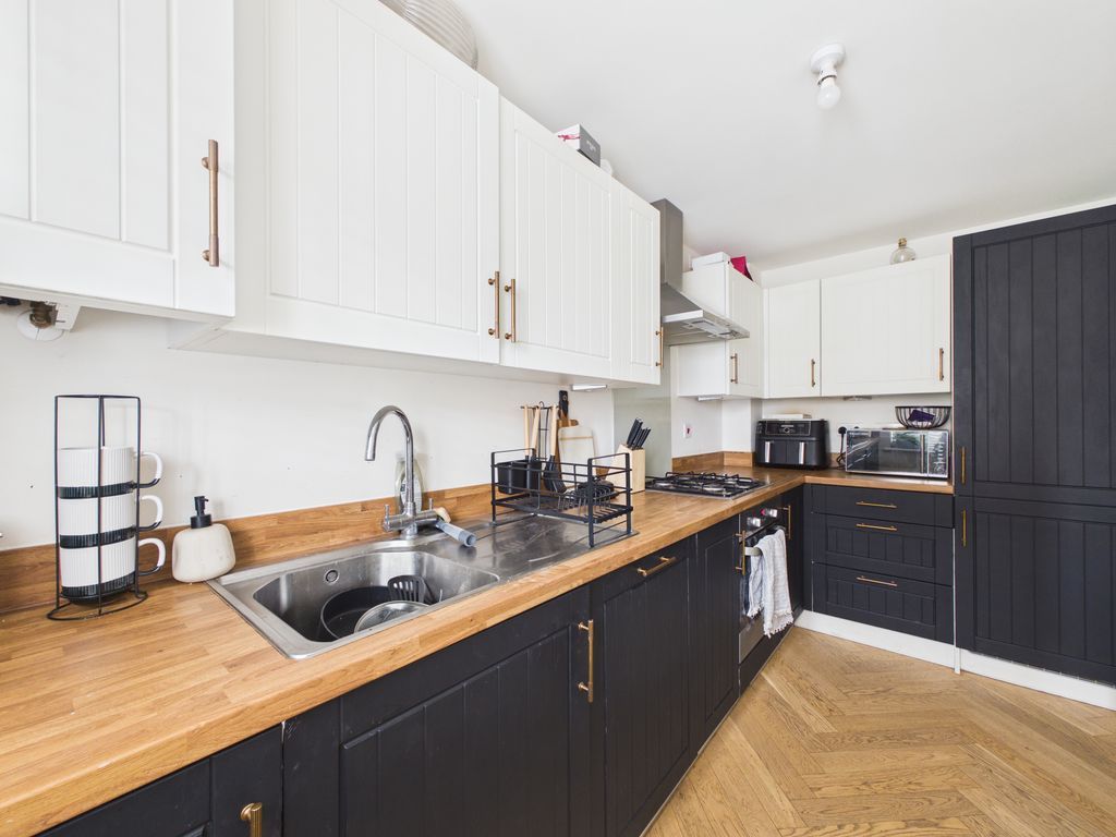 Property photo 3 of 16 Kitchen