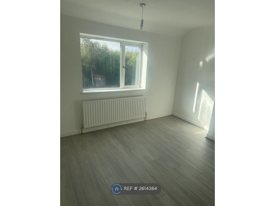 Property photo 2 of 6 Large Bedroom 1