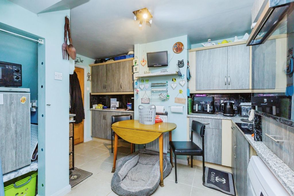 Property photo 3 of 18 Kitchen