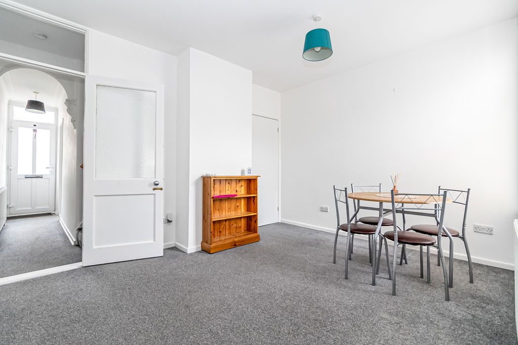 Property photo 2 of 19 .