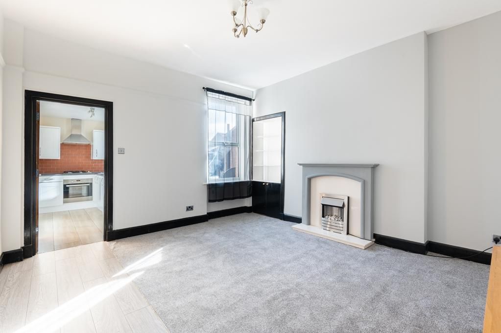 Property photo 3 of 16 Lev1432Pem Lounge.Jpg