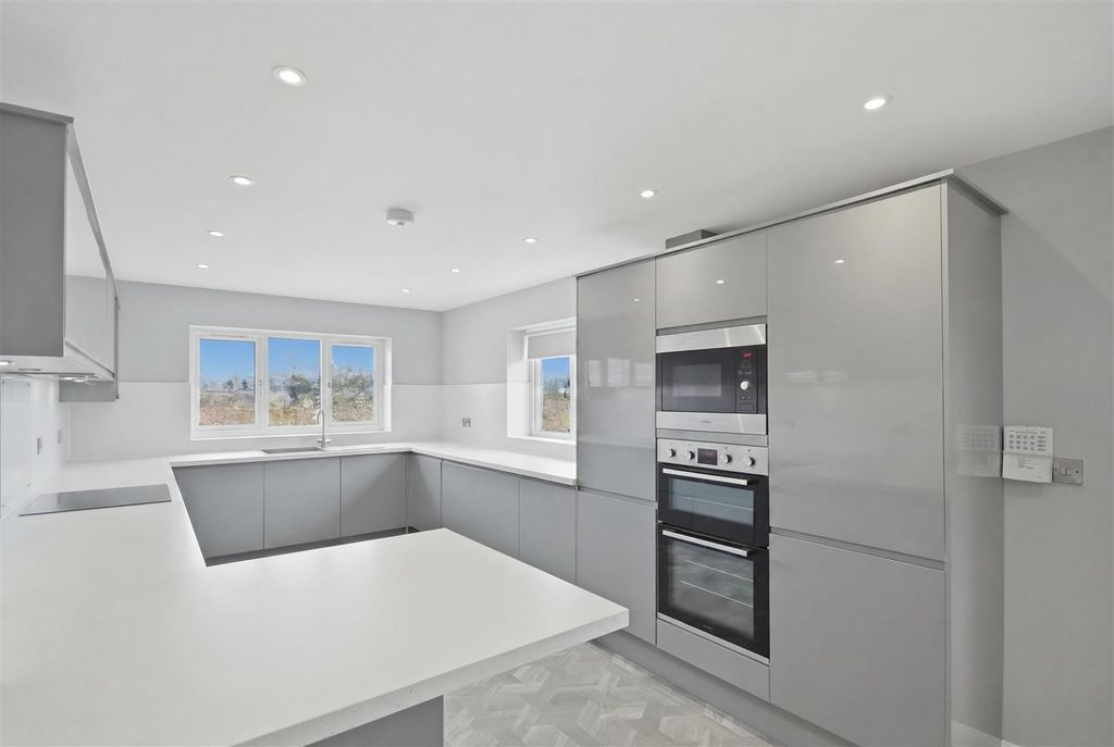 Property photo 2 of 28 Superb Dining Kitchen