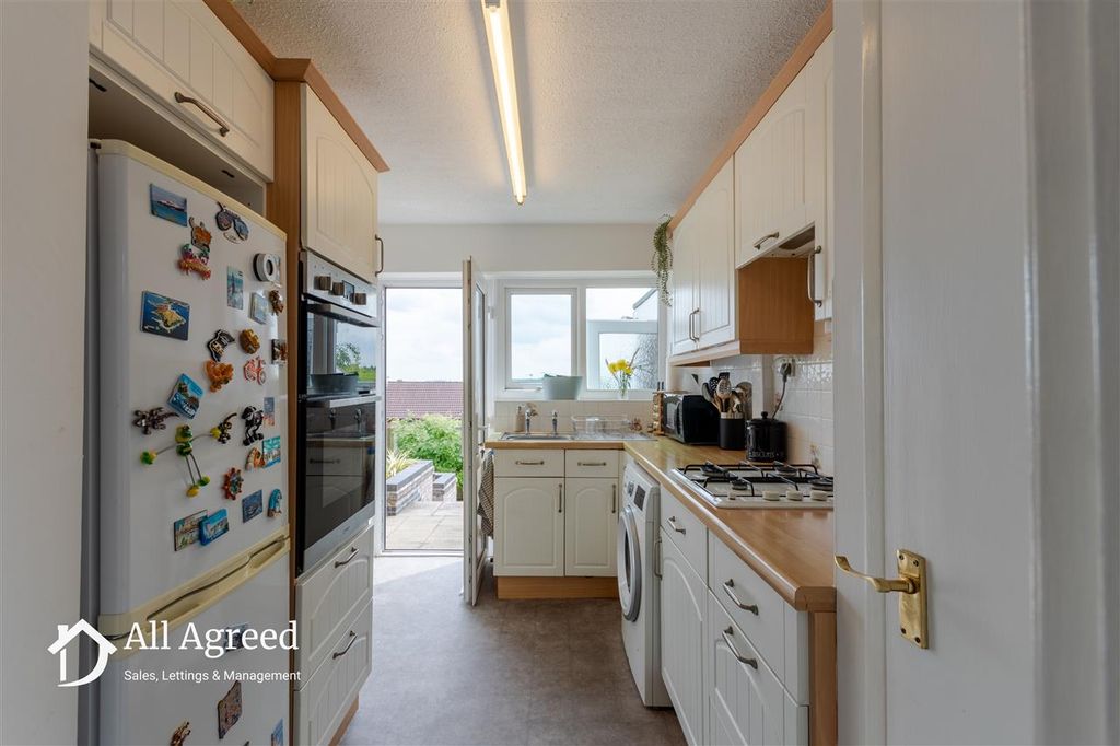 Property photo 2 of 10 Kitchen