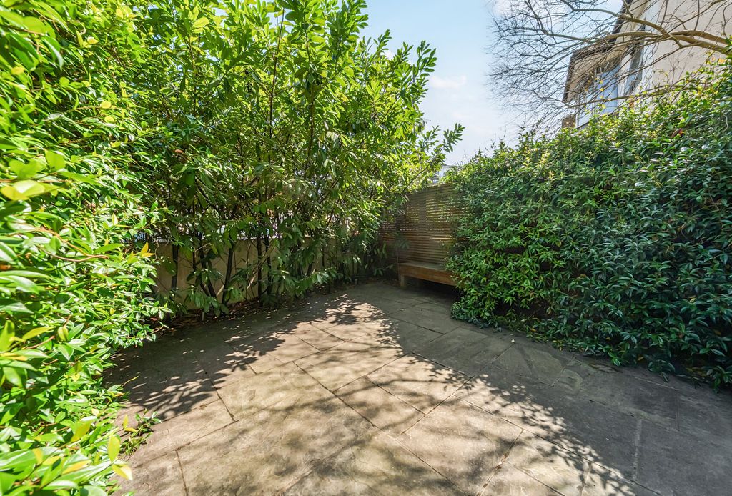 Property photo 2 of 10 1336965-7-689B444...