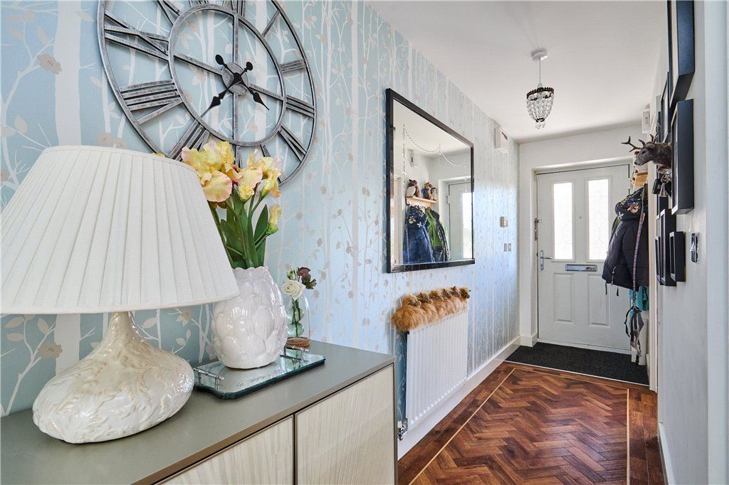 Property photo 2 of 21 Entrance Hall