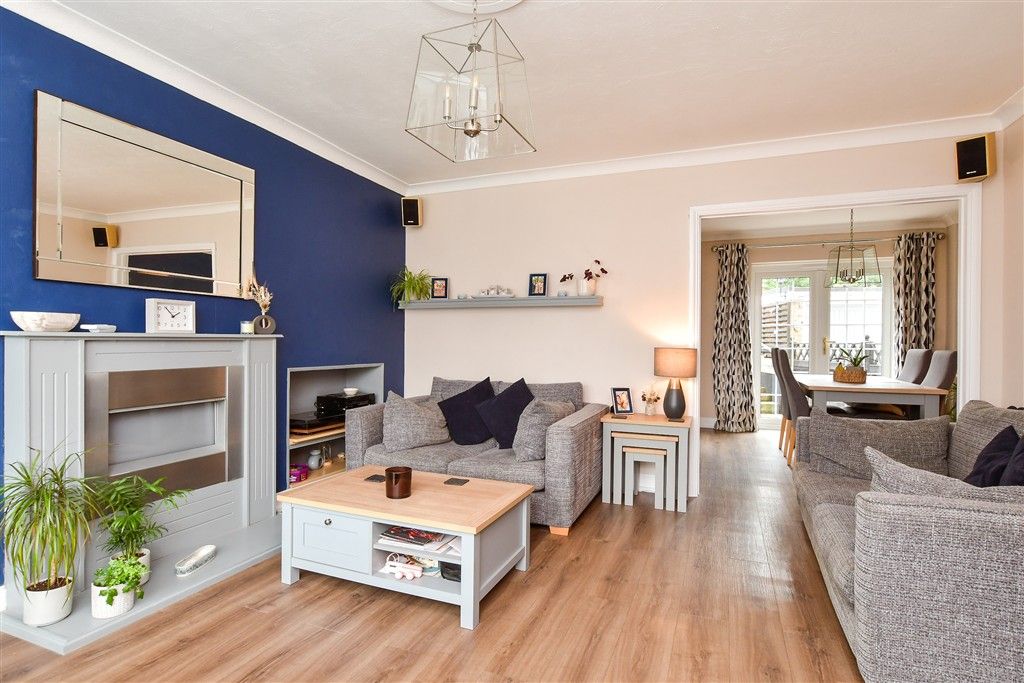 Property photo 3 of 12 Lounge