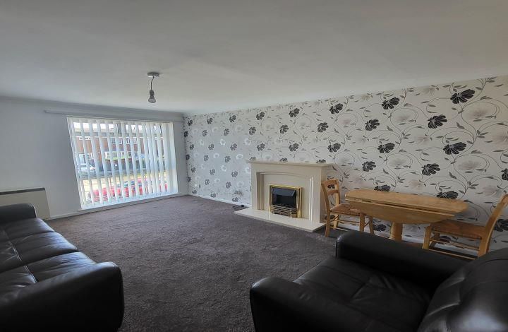 Property photo 2 of 8 40 Cauldwell Lounge .Jpg