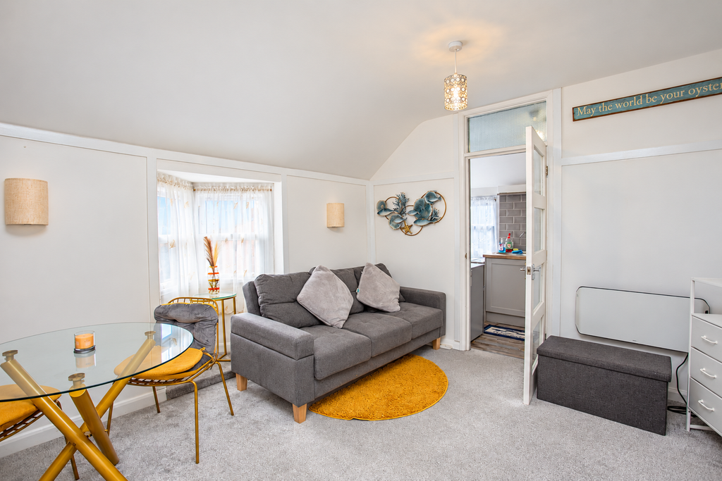 Property photo 2 of 7 003