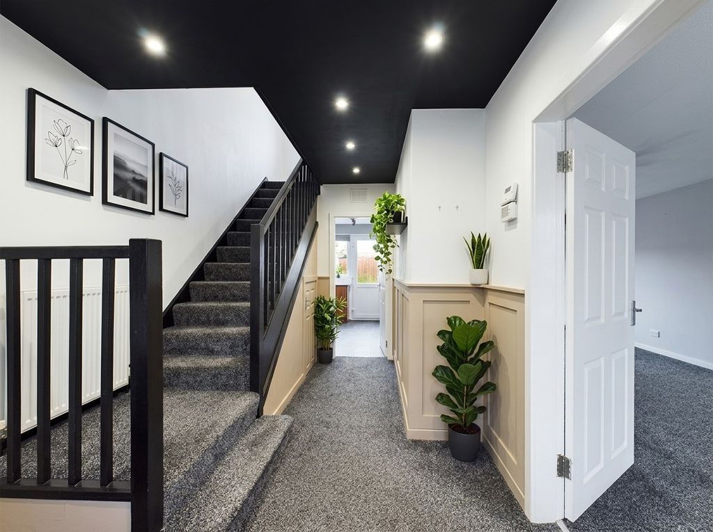 Property photo 2 of 21 Hallway Ai