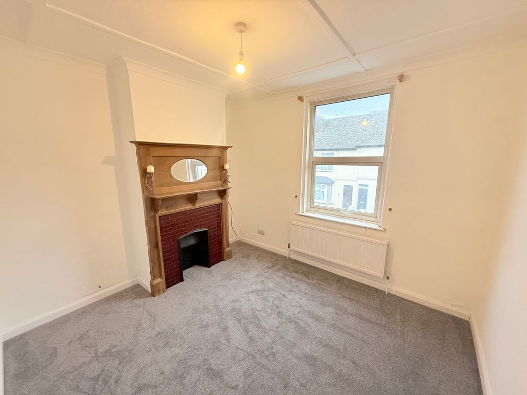 Property photo 3 of 7 Living Room