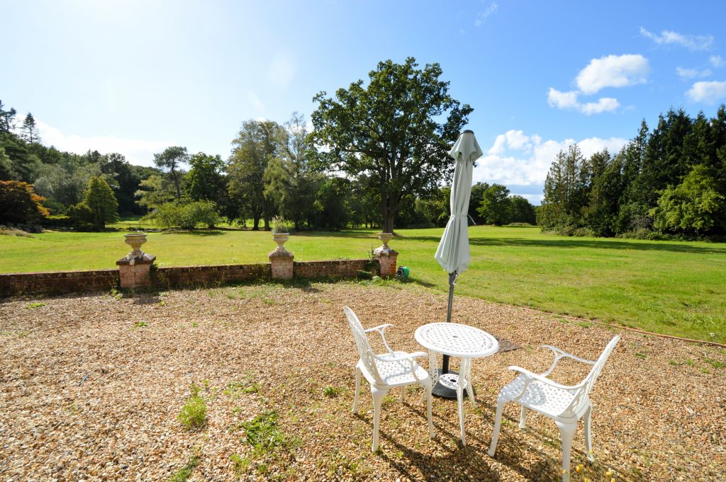 Property photo 2 of 11 Gardens