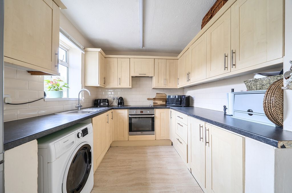 Property photo 3 of 11 1453704-23-6A05Fe...