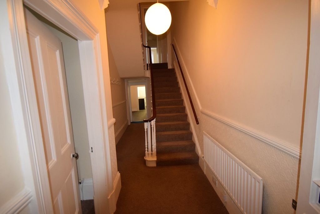 Property photo 2 of 11 Hallway