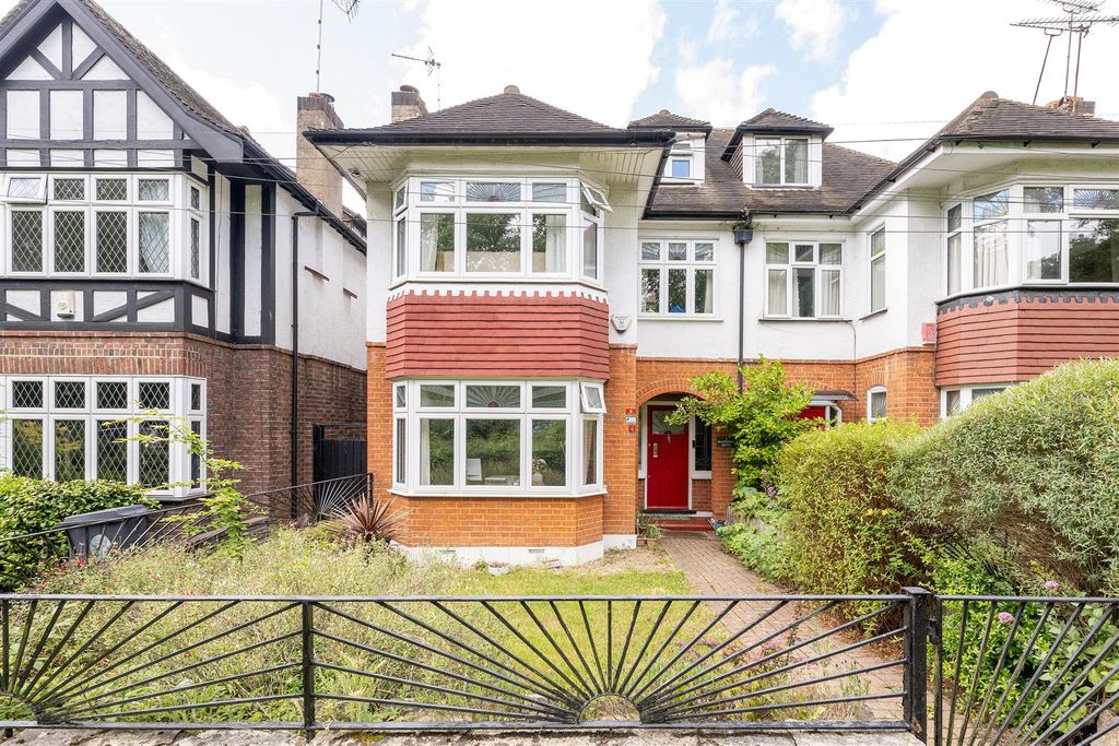 Property photo 1 of 36 Mapperley Drive, Ig8