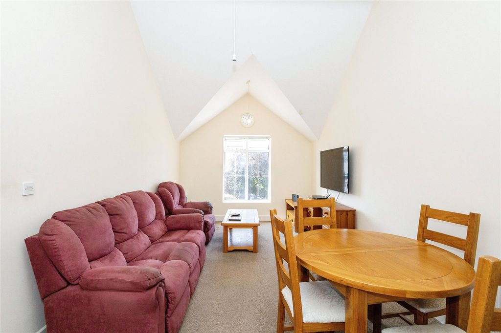 Property photo 3 of 11 Lounge