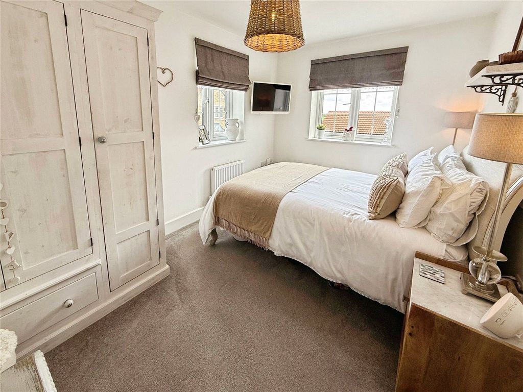 Property photo 2 of 18 Bedroom 1