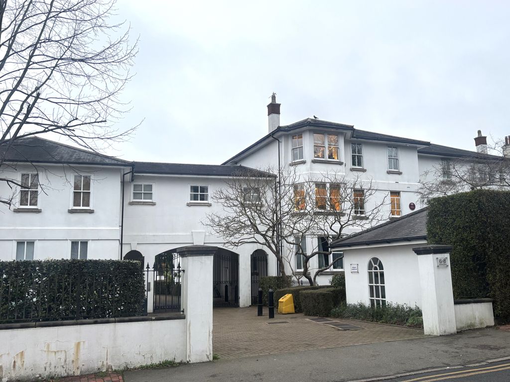 Property photo 1 of 10 2 Bedroom Flat With Two Bathrooms And Gated Parking.