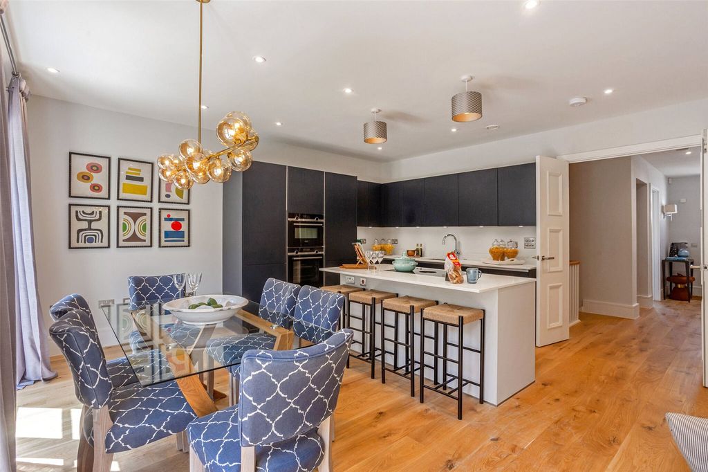 Property photo 3 of 18 Show Home