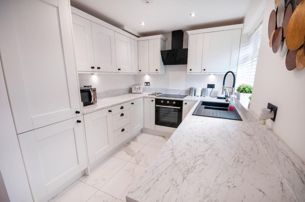 Property photo 3 of 21 Kitchen