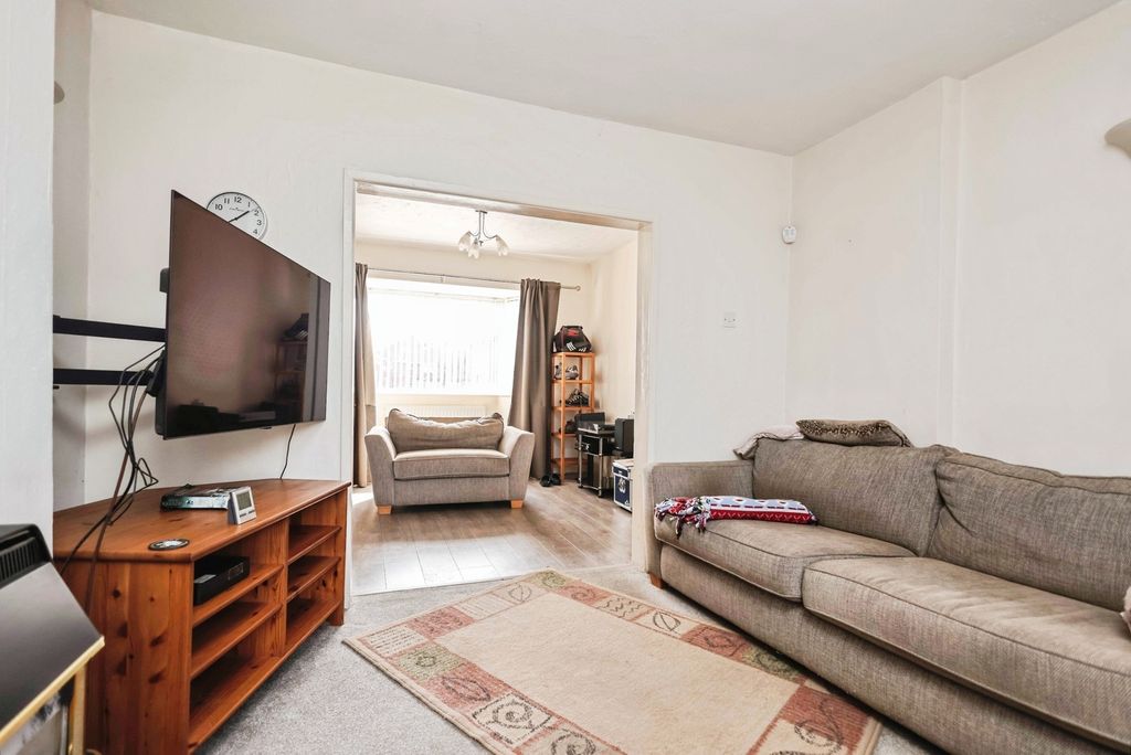 Property photo 2 of 16 Lounge